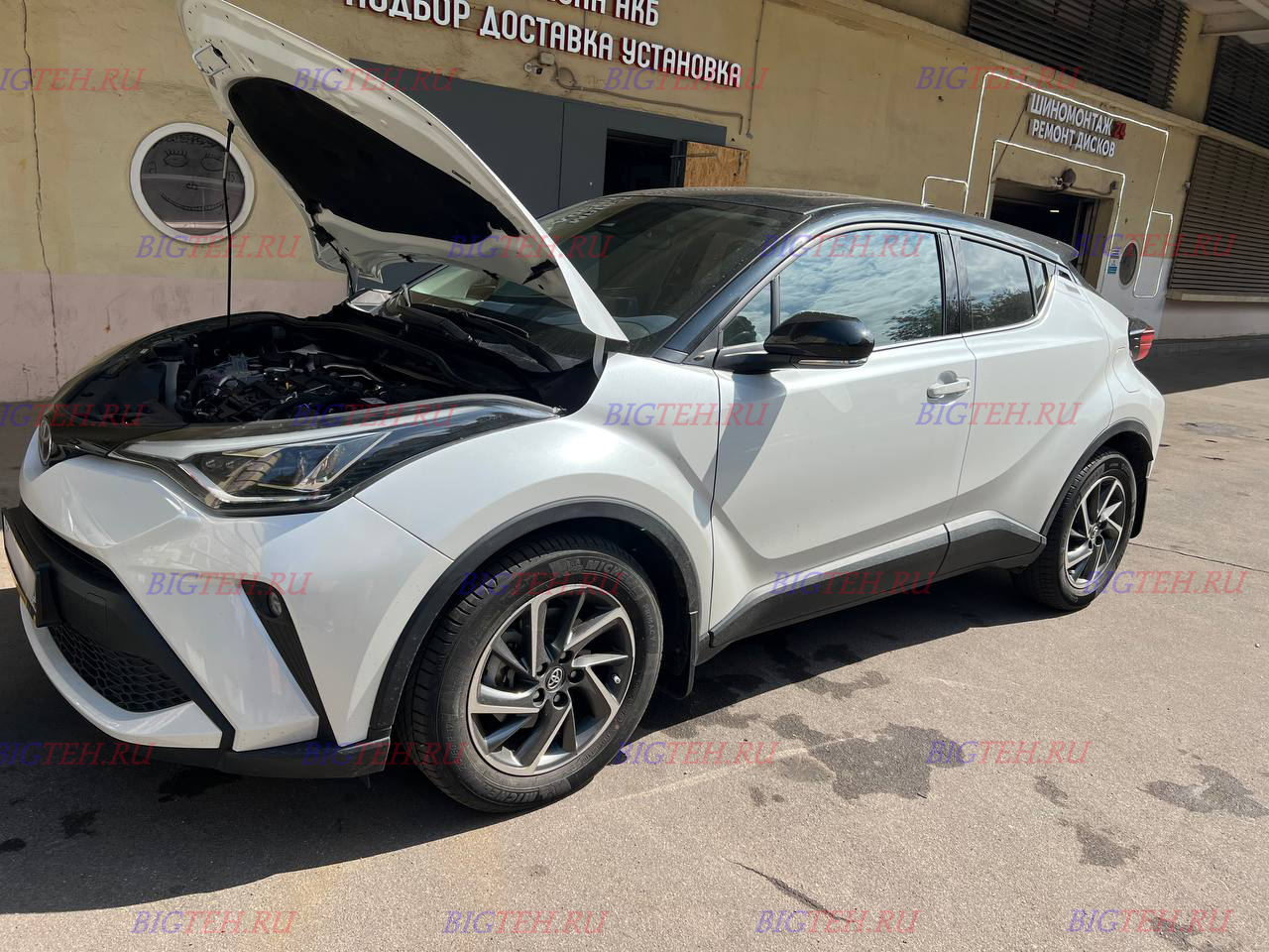Вид спереди. Замена аккумулятора на Toyota C-HR I (2016-2019)