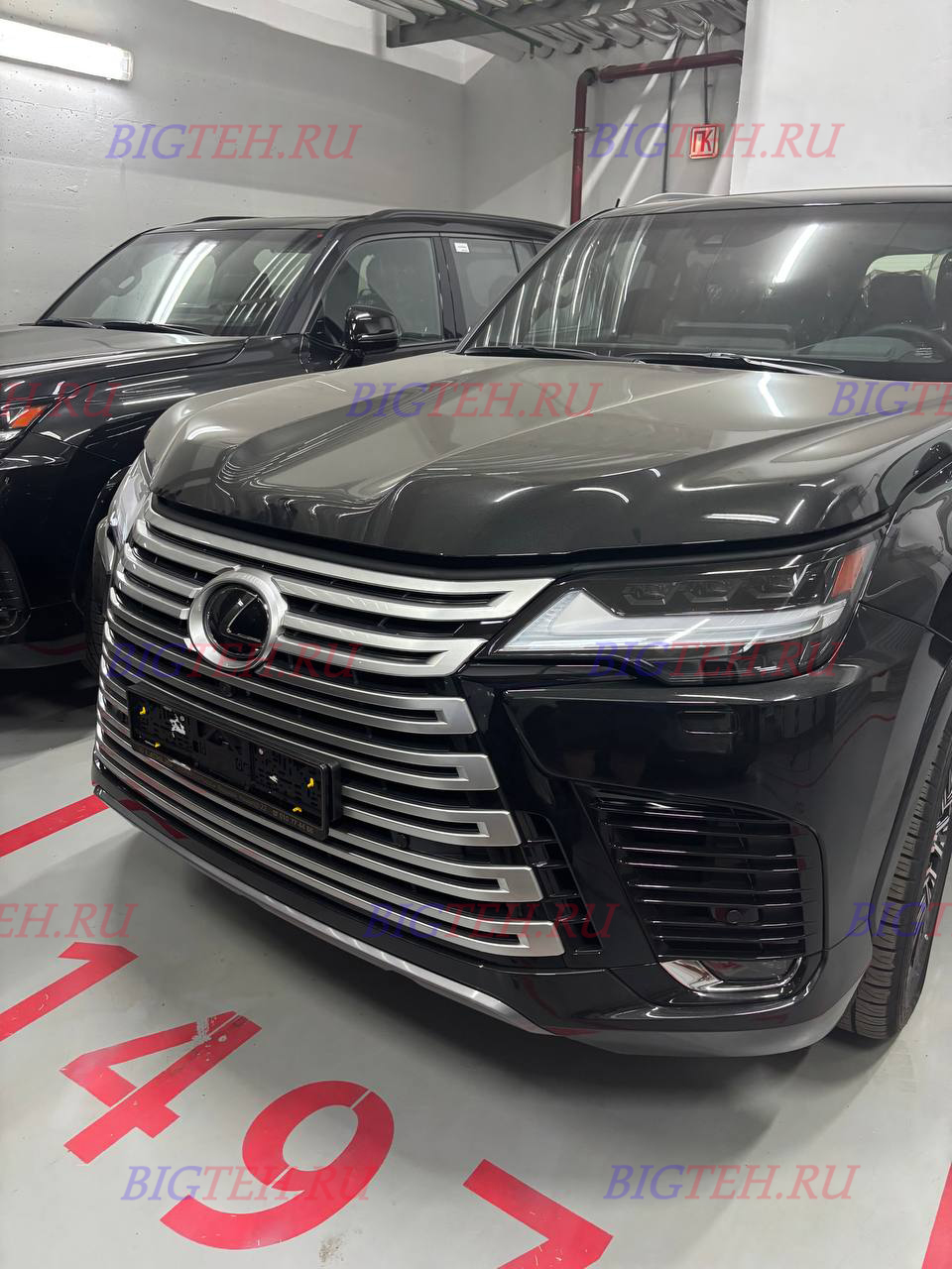 Вид спереди. Замена аккумулятора на Lexus LX IV 2021-2023