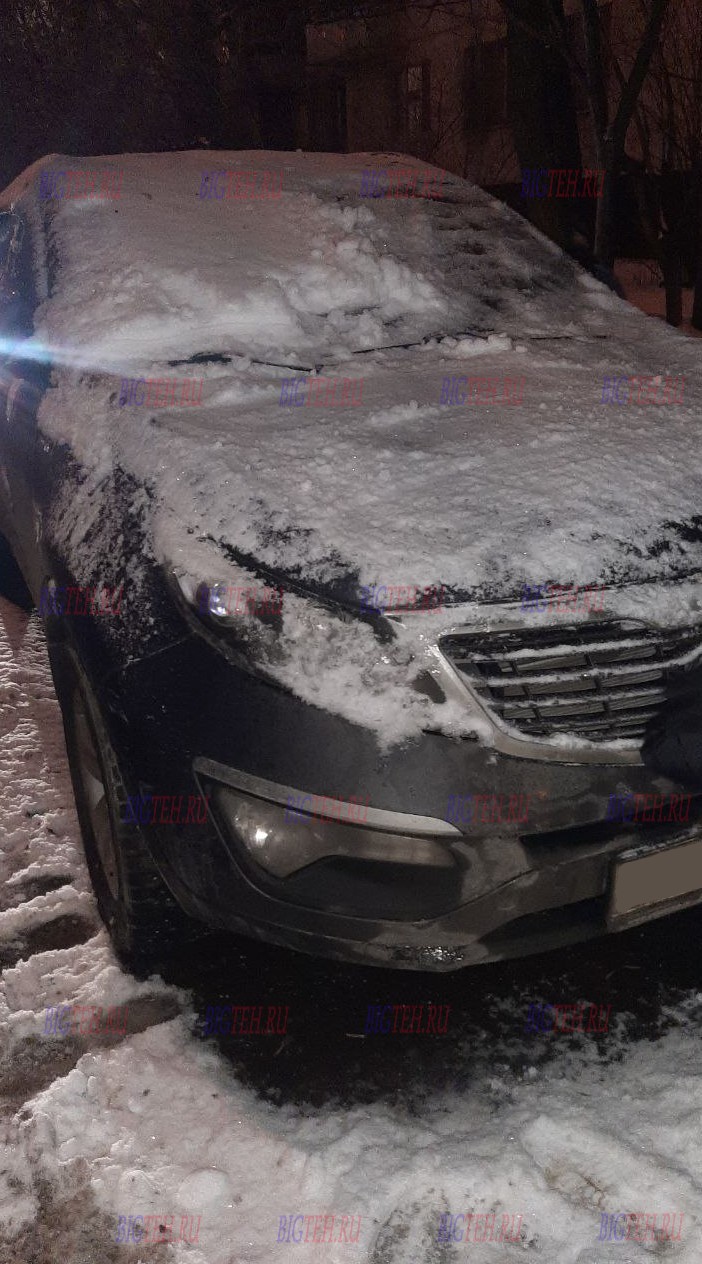 Вид спереди. Замена аккумулятора на Kia Sportage III бензин 2.0 (150/261 л.с.) 2013г Вид спереди. Замена аккумулятора на Kia Sportage III бензин 2.0 (150/261 л.с.) 2013г