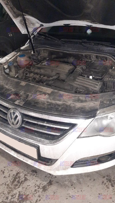 Вид спереди. Замена аккумулятора на Volkswagen Passat CC I бензин 1.8 (152/160 л.с.) 2008-2012 Вид спереди. Замена аккумулятора на Volkswagen Passat CC I бензин 1.8 (152/160 л.с.) 2008-2012