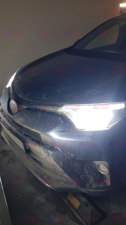 Вид спереди. Замена аккумулятора на Toyota RAV4 IV бензин 2.5 (2015-2019) рестайлинг Вид спереди. Замена аккумулятора на Toyota RAV4 IV бензин 2.5 (2015-2019) рестайлинг