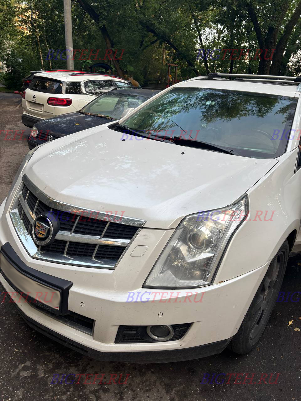 Вид спереди. Замена аккумулятора на Cadillac SRX II бензин 3.0 (249/268/269/271 л.с.) 2009-2012