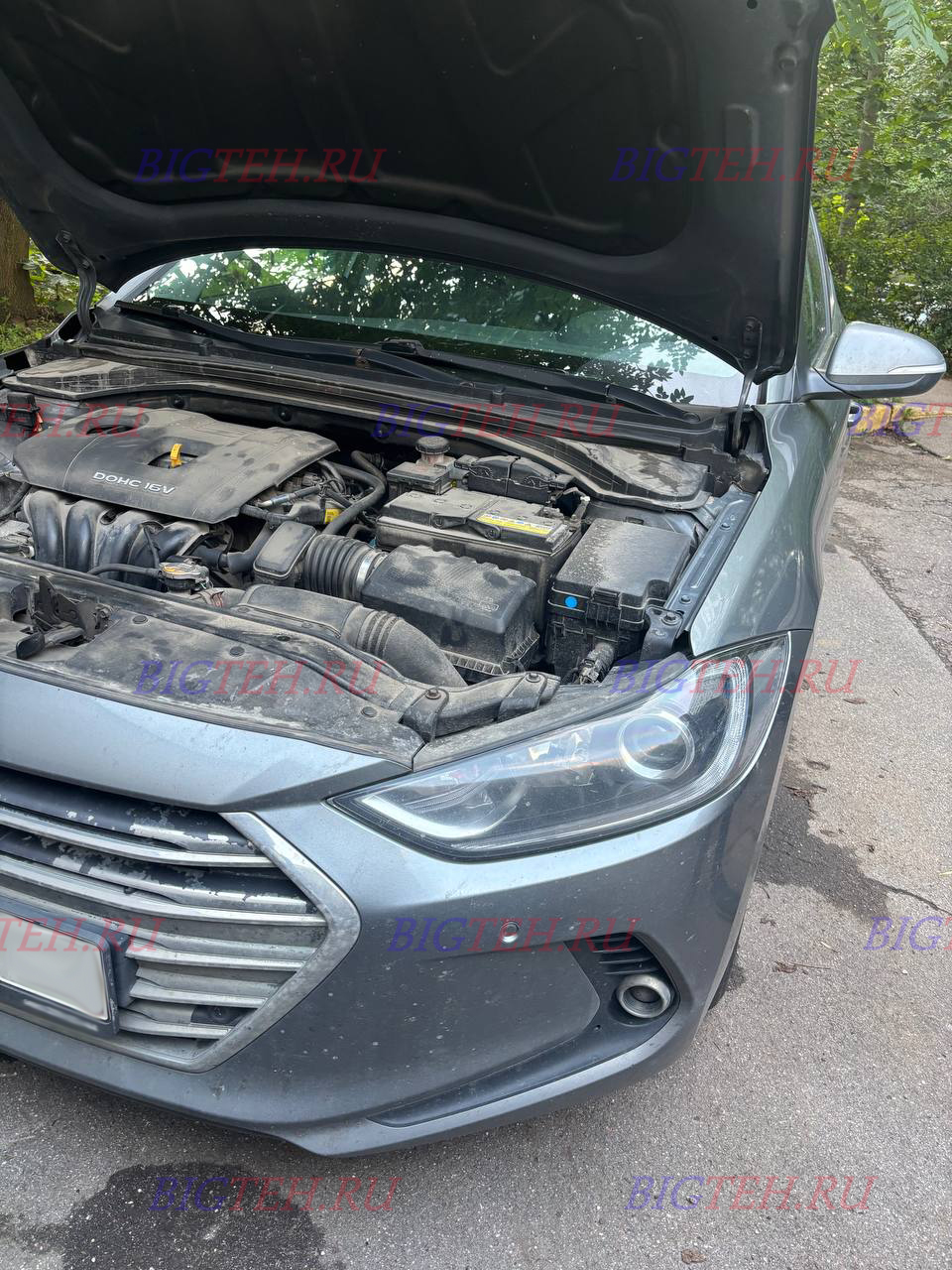 Вид спереди. Замена аккумулятора на Hyunday Elantra VI (AD) бензин 2.0 (150 л.с.) 2015-2019 Вид спереди. Замена аккумулятора на Hyunday Elantra VI (AD) бензин 2.0 (150 л.с.) 2015-2019