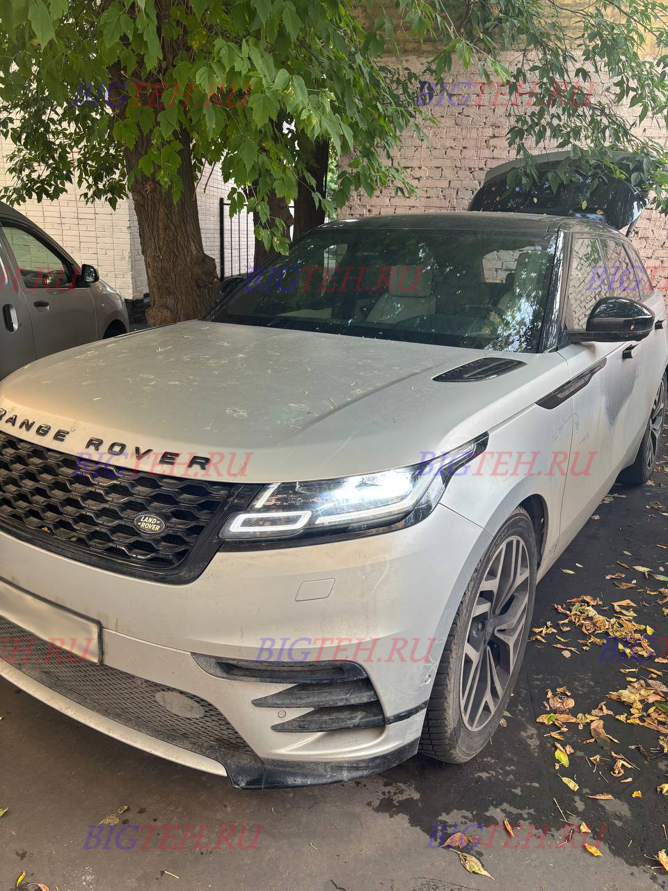 Вид спереди. Замена аккумулятора на Land Rover Range Rover Velar I бензин 3.0 (380 л.с.) 2017-2020