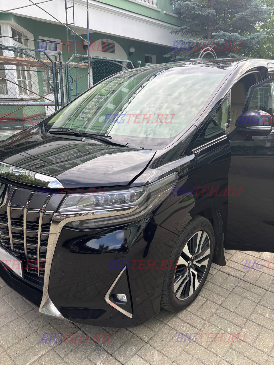 Вид спереди. Замена аккумулятора на Toyota Alphard III бензин 3.5 (275 л.с.) 2015-2017