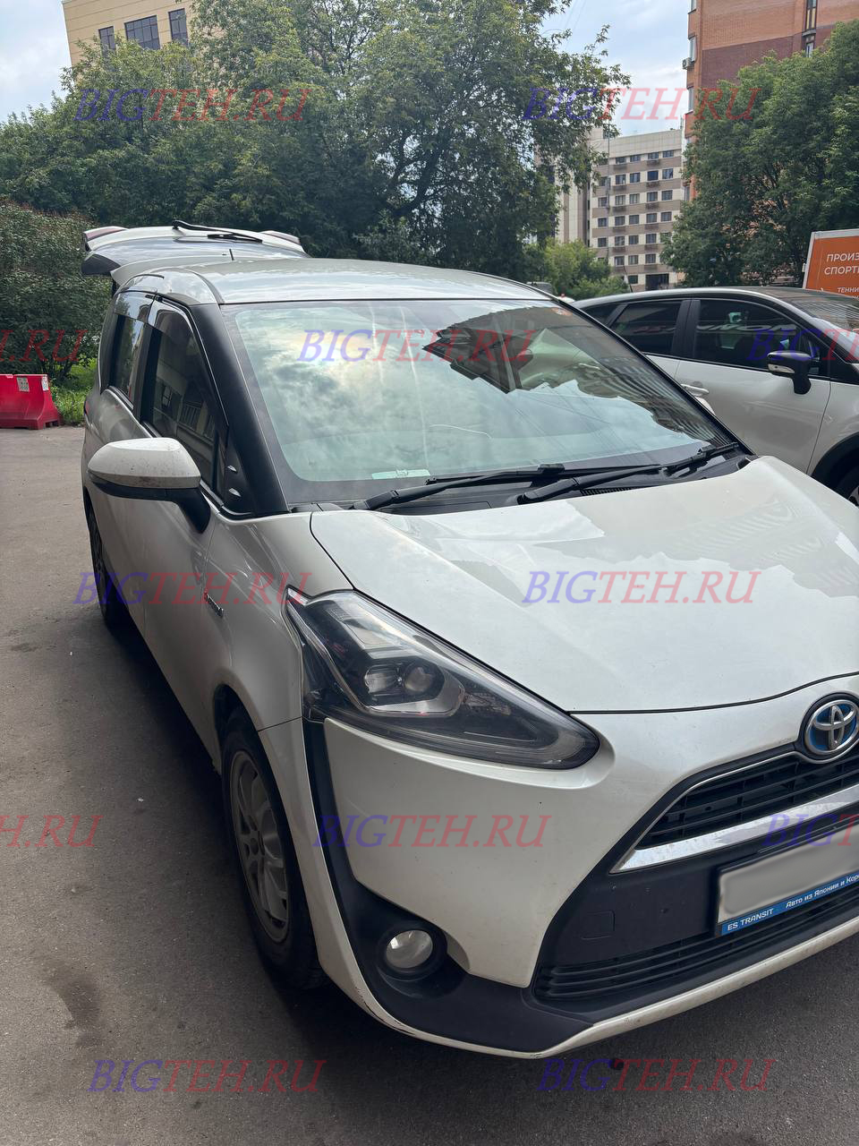 Вид спереди. Замена аккумулятора на Toyota Sienta II 2015-2020