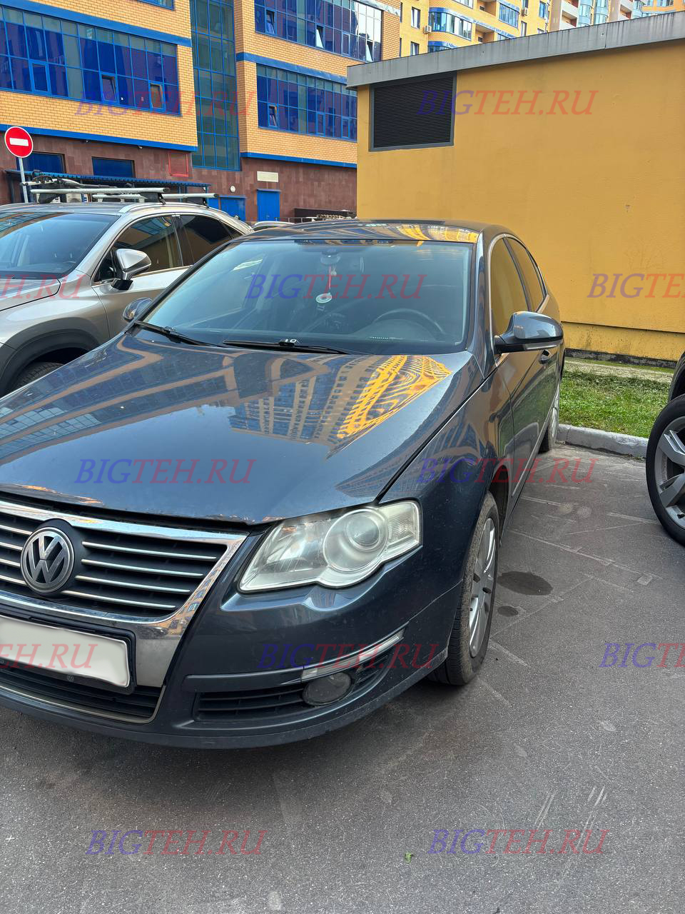 Вид спереди. Замена аккумулятора на Volkswagen Passat B6 бензин 1.8 (152/160 л.с.) 2005-2010