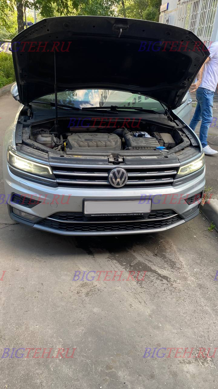 Вид спереди. Замена аккумулятора на Volkswagen Tiguan II бензин 2.0 (180/220 л.с.) 2016-2020
