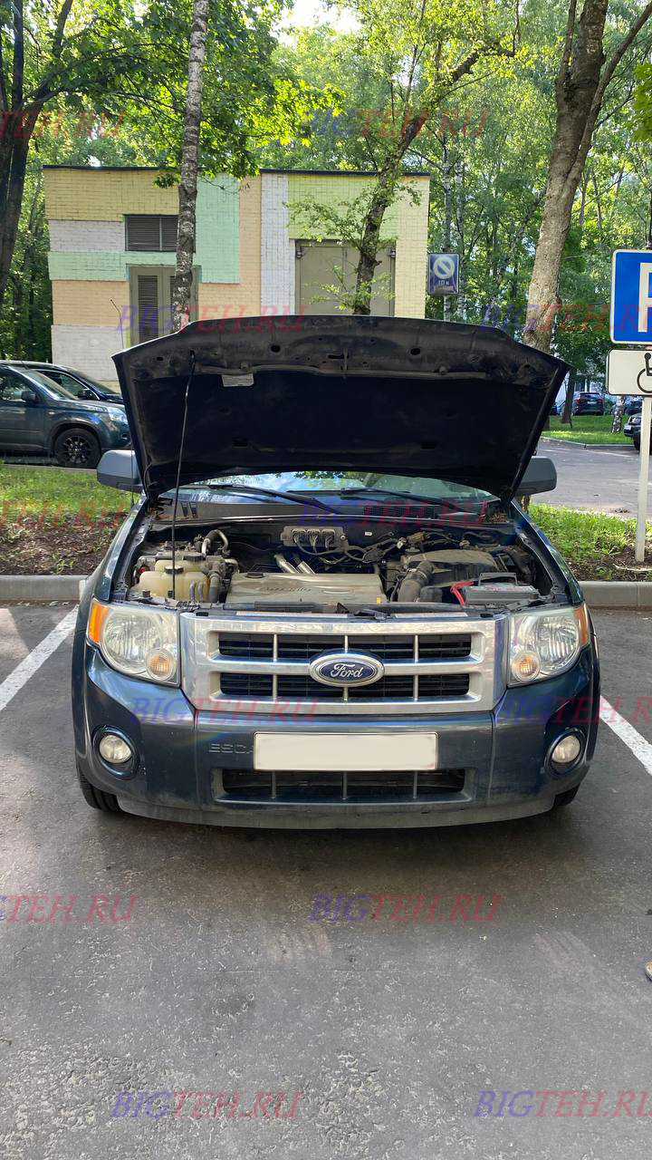 Вид спереди. Замена аккумулятора на Ford Escape II (2007-2012)