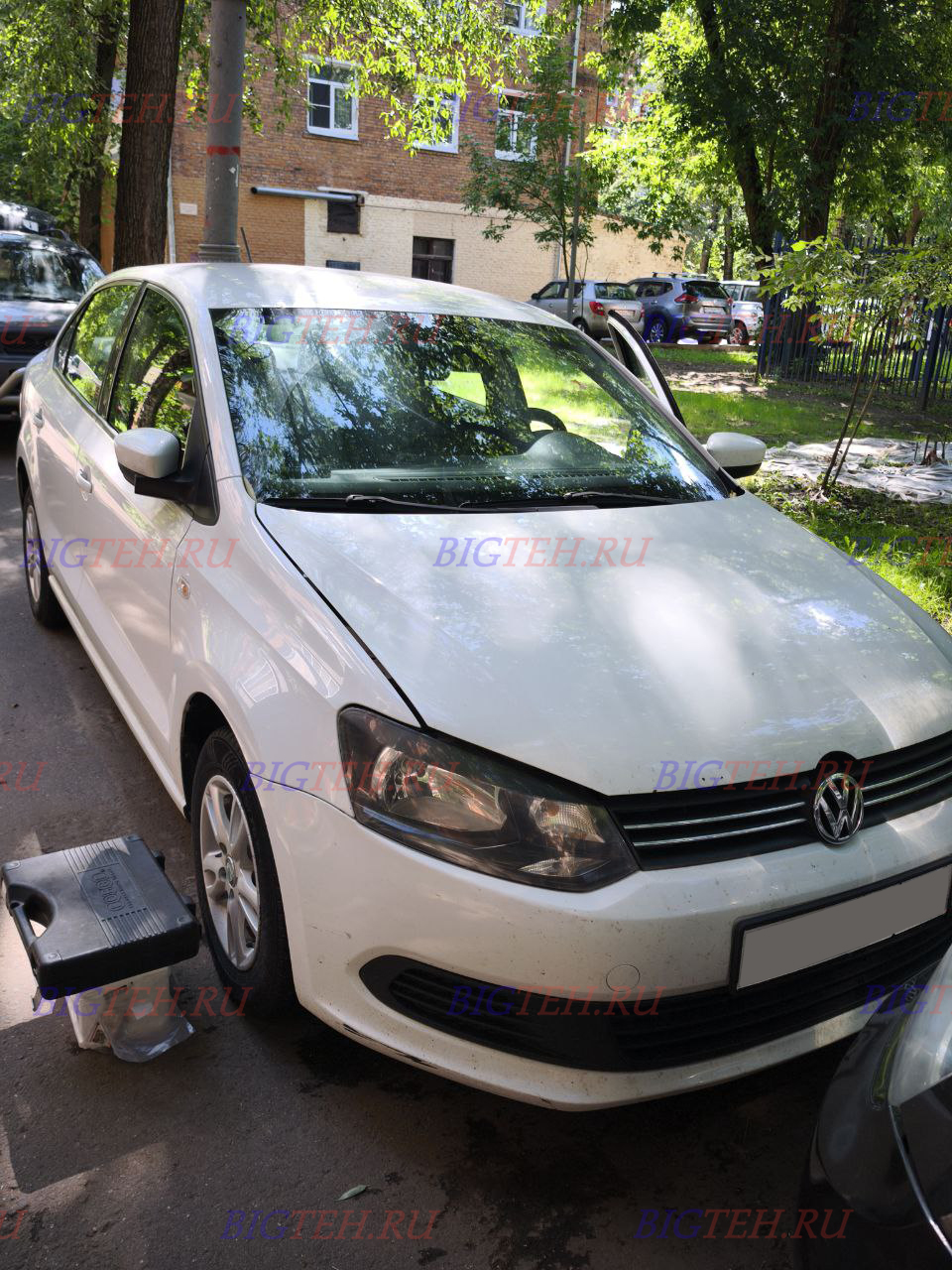 Вид спереди. Замена аккумулятора на Volkswagen Polo V Рестайлинг бензин 1.6л 2016г