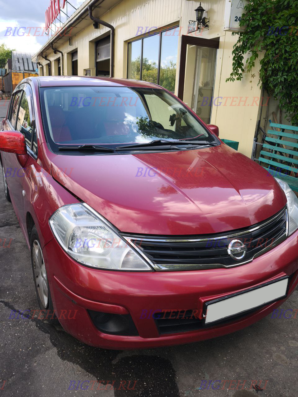 Вид спереди. Замена аккумулятора на Nissan Tiida C11 бензин 1.6 (110 л.с.) 2004-2012