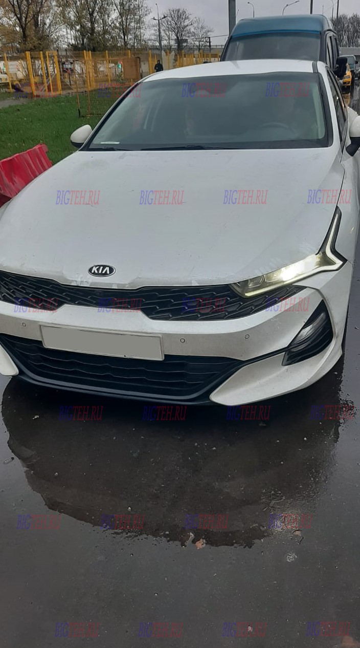 Вид спереди. Замена аккумулятора на Kia K5 бензин 2.0 (2019-2023)