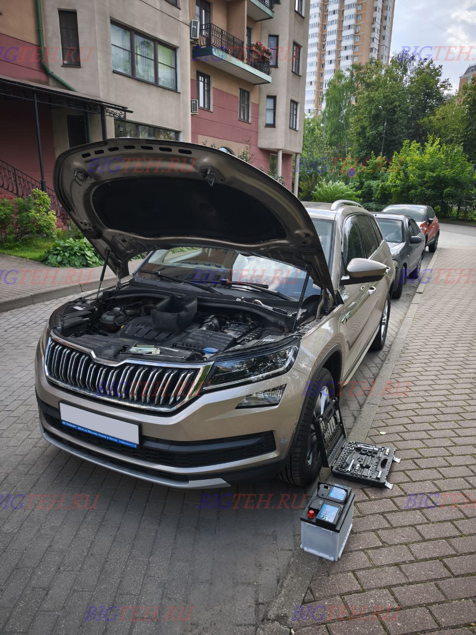 Вид спереди. Замена аккумулятора на Škoda Kodiaq бензин 2.0 (180 л.с.) 2016-2020