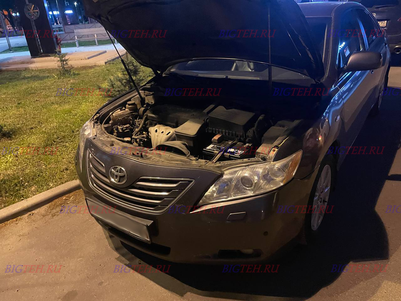 Вид спереди. Замена аккумулятора на Toyota Camry VI (2009-2011)