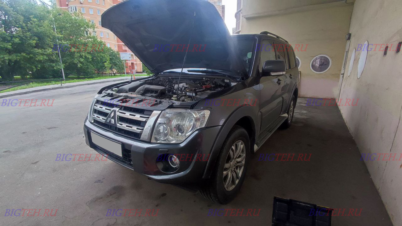 Под капотом. Замена аккумулятора на Mitsubishi Pajero IV бензин 3.0 (2011-2014) рестайлинг