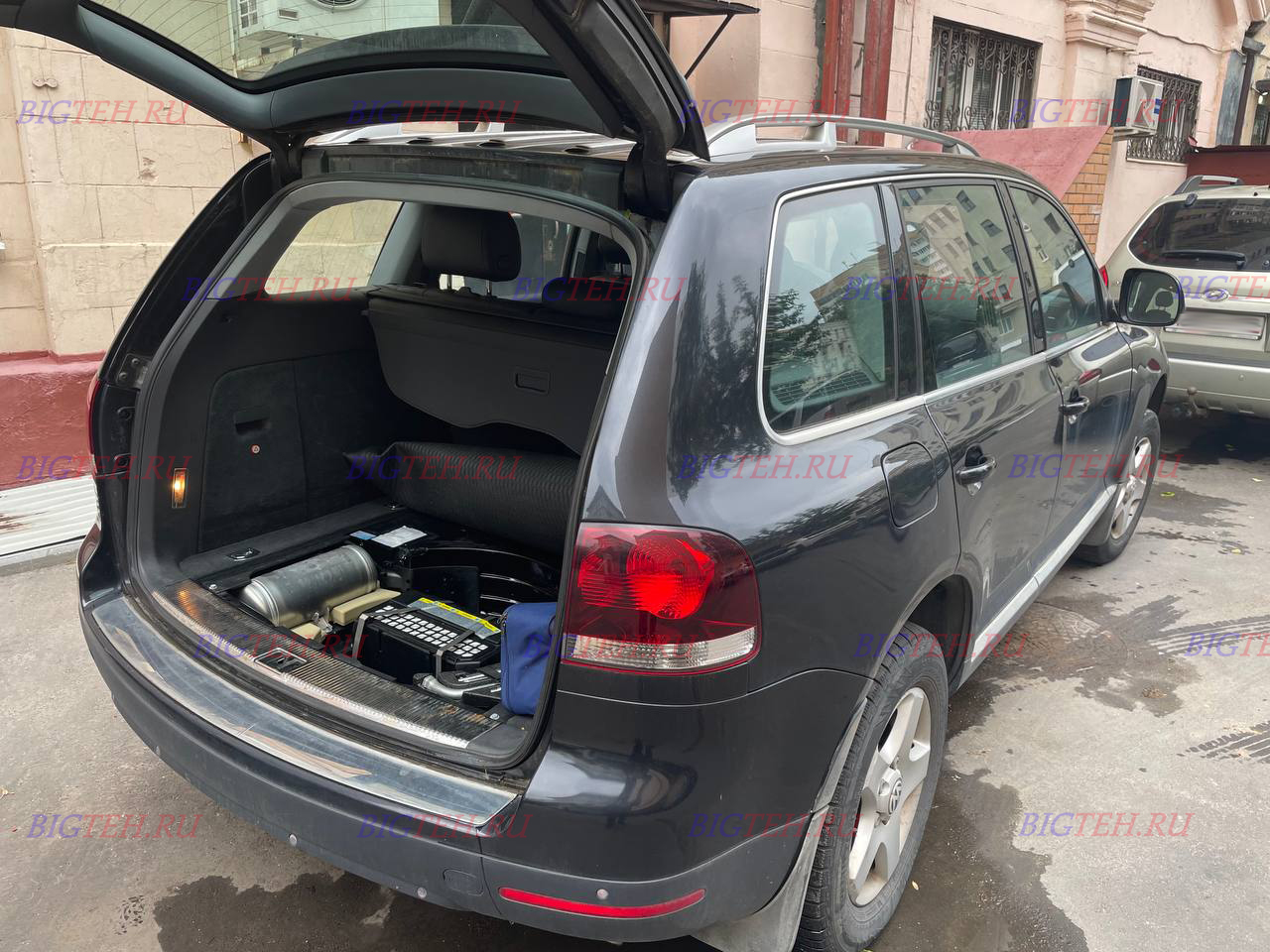 Замена аккумулятора на Volkswagen Touareg Рестайлинг бензин 3.6 (280 л.с.) 2007-2010
