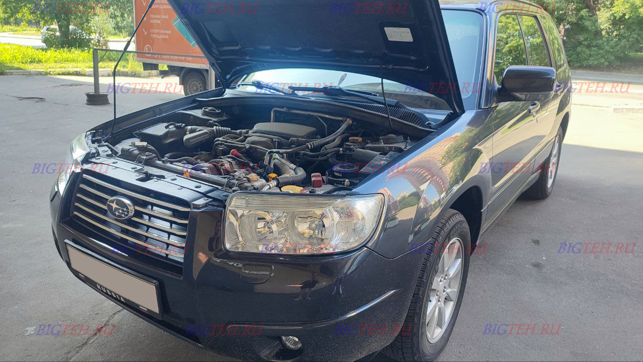 Вид спереди. Замена аккумулятора на Subaru Forester II Рестайлинг бензин 2.0 (140/158/220 л.с.) 2005-2008