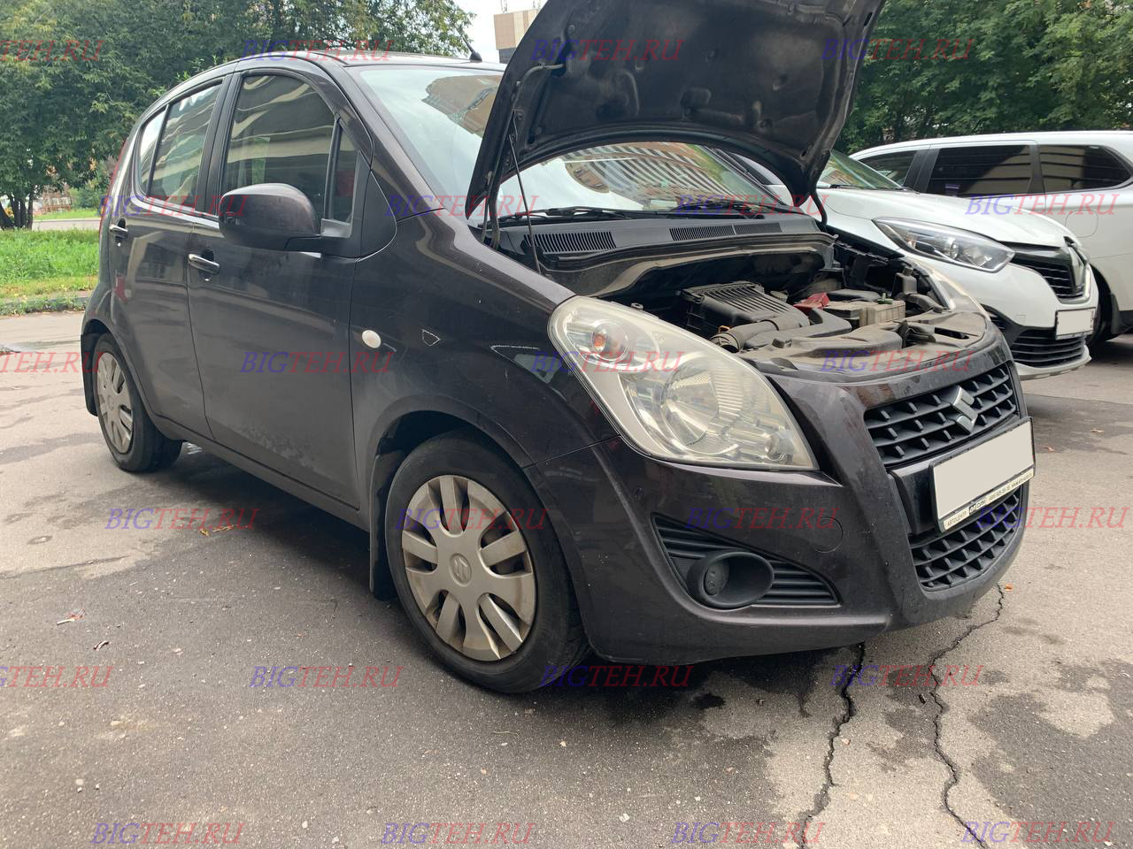 Вид спереди. Замена аккумулятора на Suzuki Splash Рестайлинг (2012-2015)