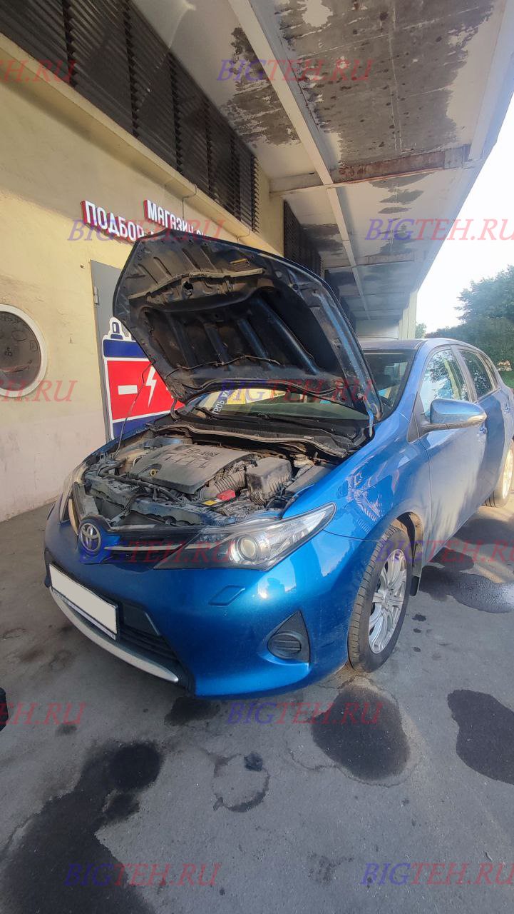 Вид спереди, Замена аккумулятора на Toyota Auris II бензин 1.6 (132 л.с.) 2012-2015