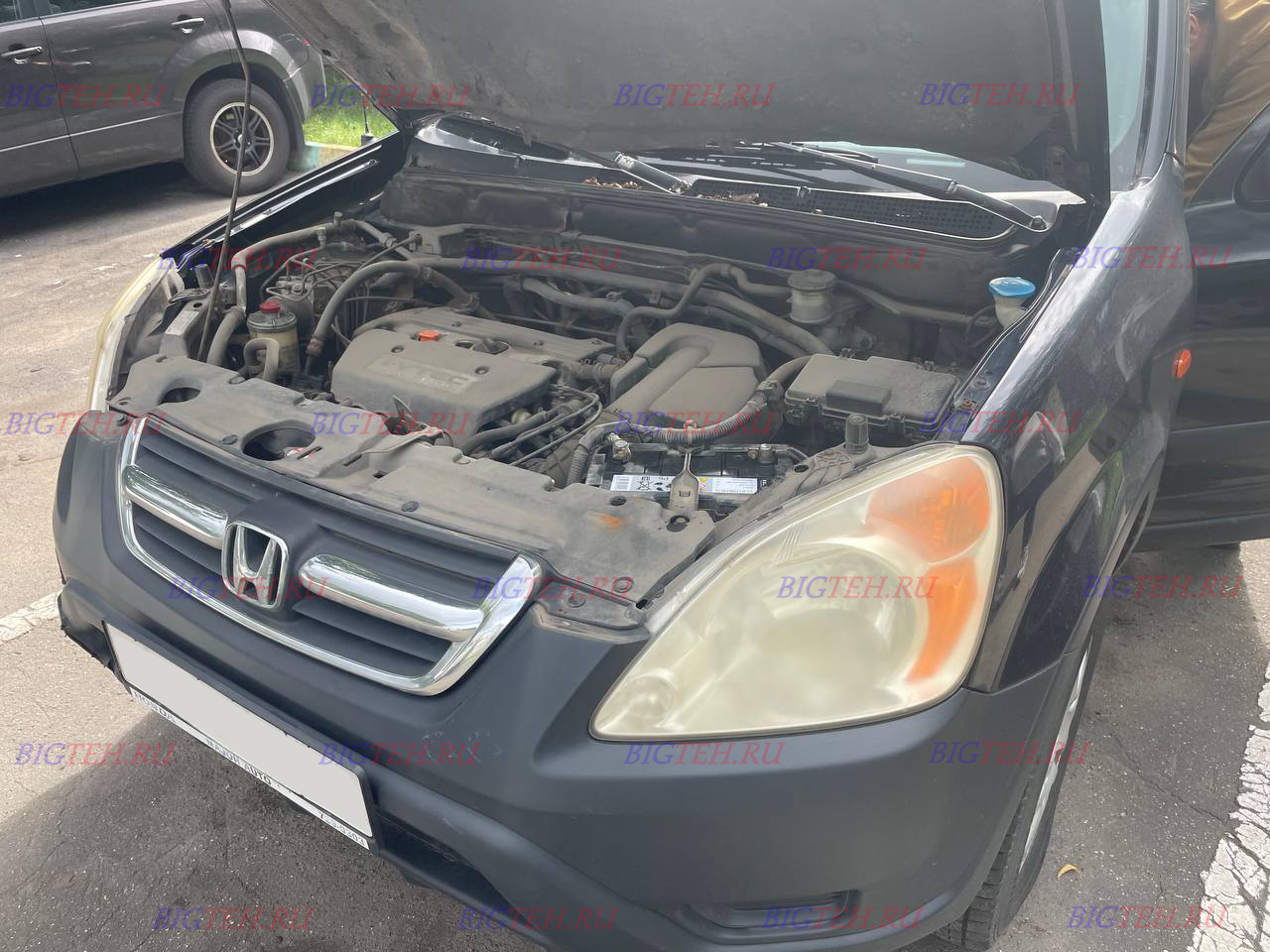 Вид спереди. Замена аккумулятора на Honda CR-V II бензин 2.4 (162 л.с.) 2001-2004