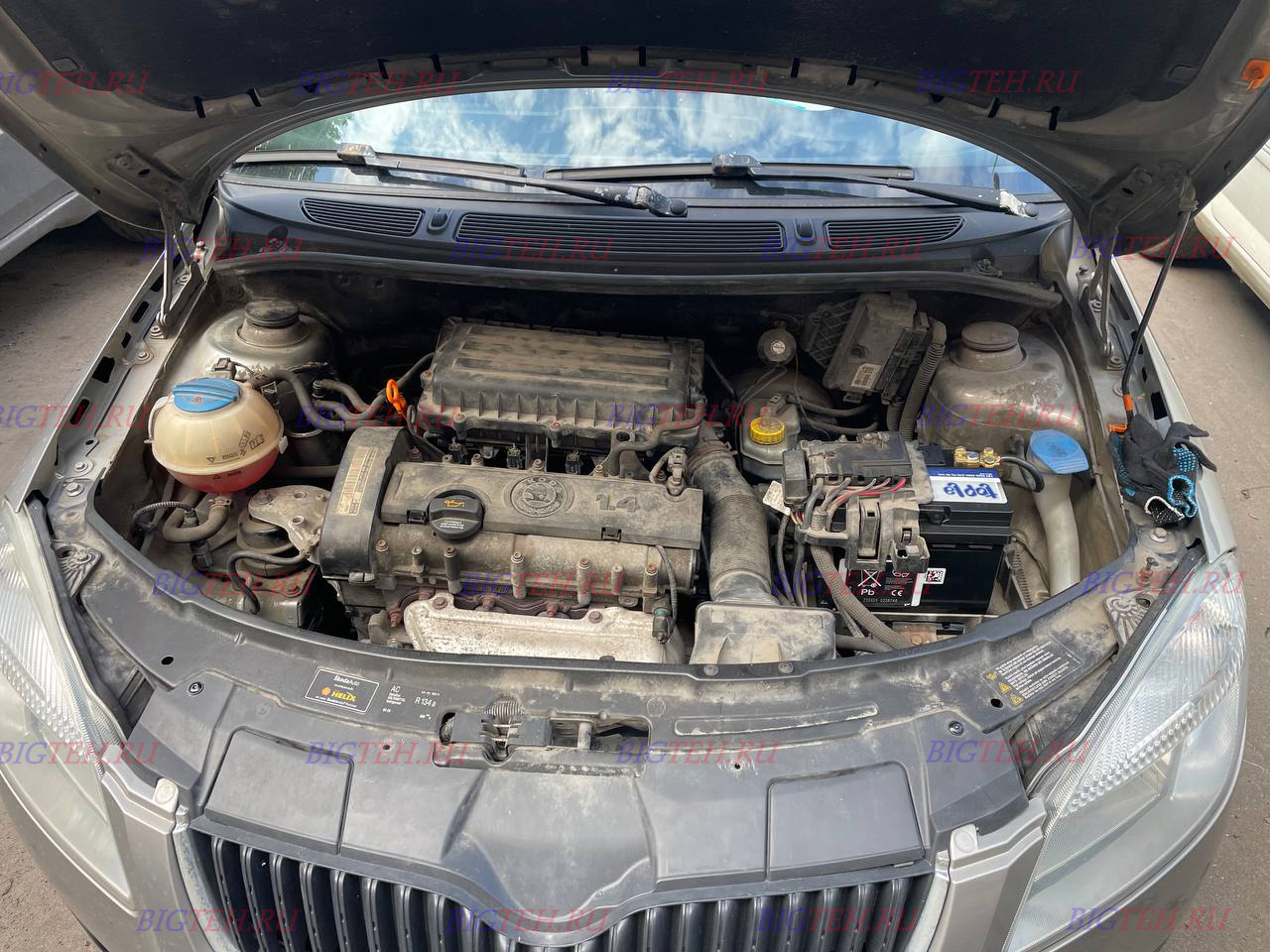 Под капотом. Замена аккумулятора на Skoda Fabia II бензин 1.4 (75/86 л.с.) 2007-2010