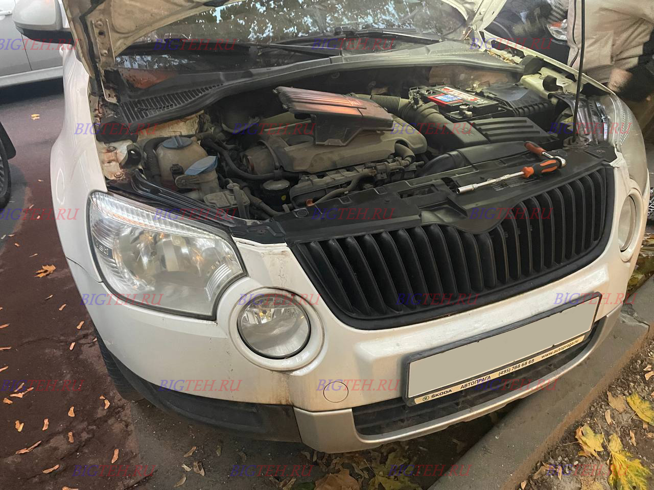 Вид спереди.Замена аккумулятора на Skoda Yeti бензин 1.4 (122 л.с.) 2009-2014