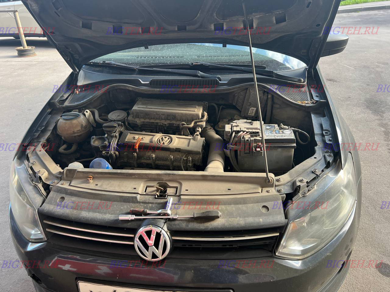 Старый акб. Замена аккумулятора на Volkswagen Polo V (2009-2015)