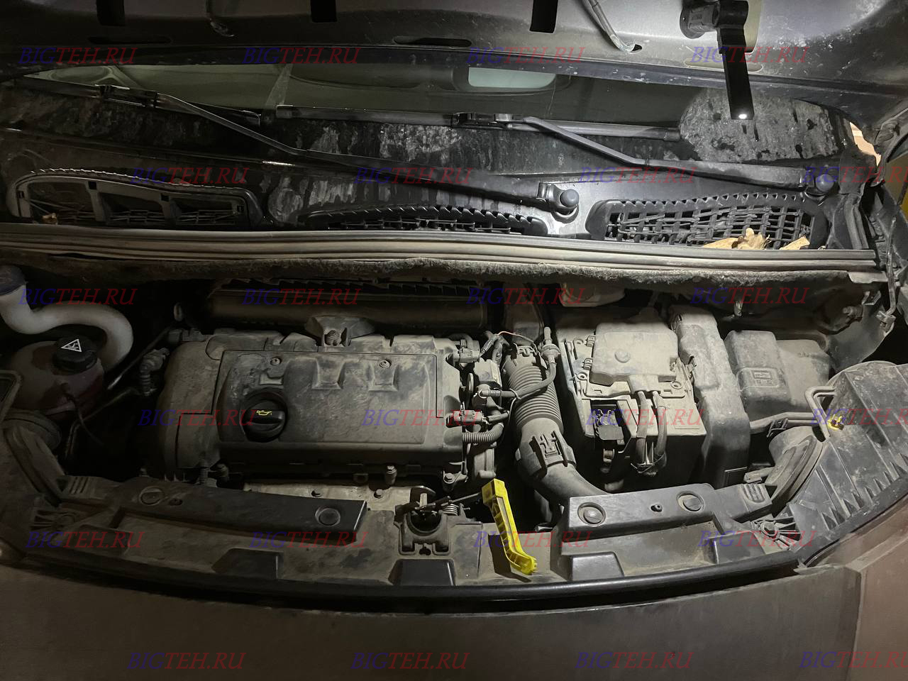 Под капотом. Замена аккумулятора на Citroen C3 Picasso бензин 1.6 (115 л.с.) 2009-2012