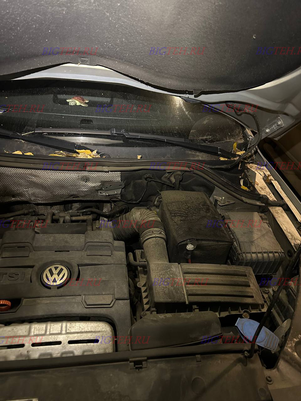 Под капотом. Замена аккумулятора на Volkswagen Tiguan II бензин 1.4 (125/150 л.с.) 2016-2020