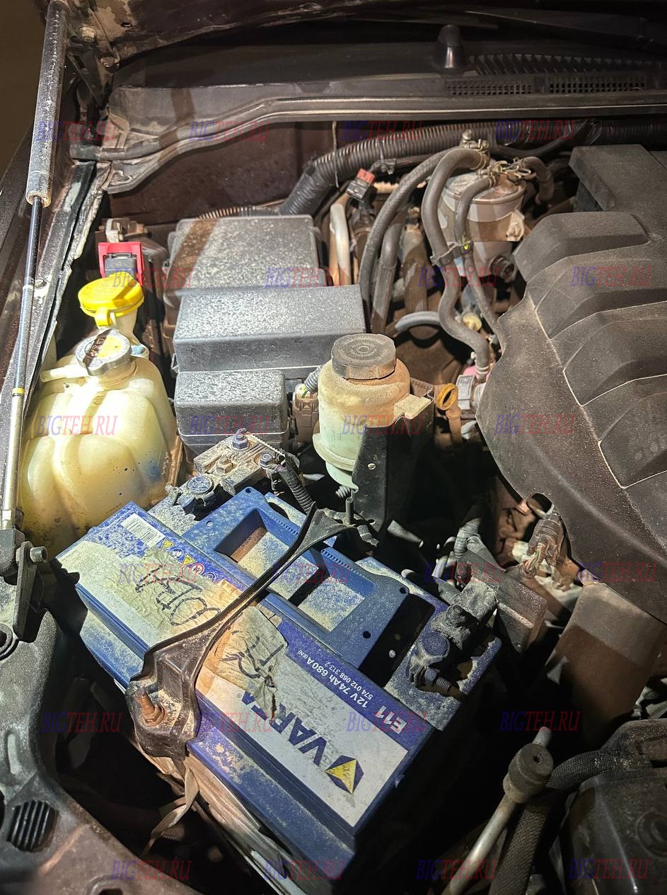 Старый акб. Замена аккумулятора на Nissan Pathfinder R51 diesel 2.5 (190 л.с.) рестайлинг 2010-2014