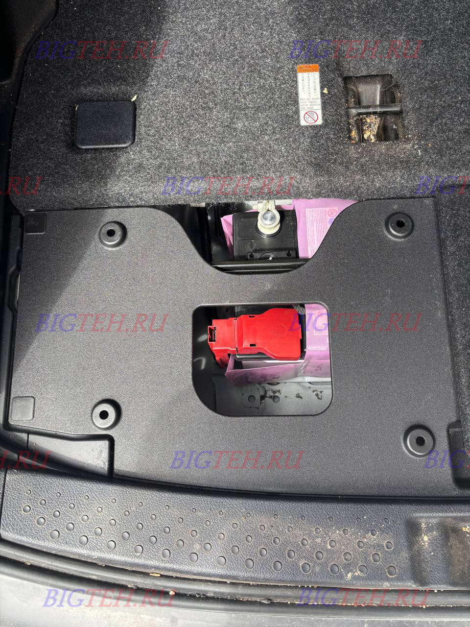 В багажнике, фото 1. Замена аккумулятора на Toyota Sienta II 2015-2020