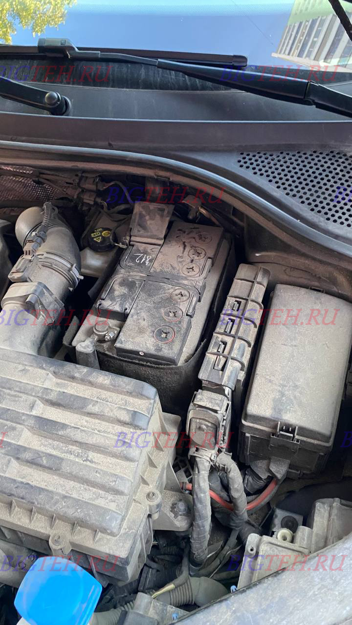 Старый акб. Замена аккумулятора на Volkswagen Tiguan II бензин 2.0 (180/220 л.с.) 2016-2020