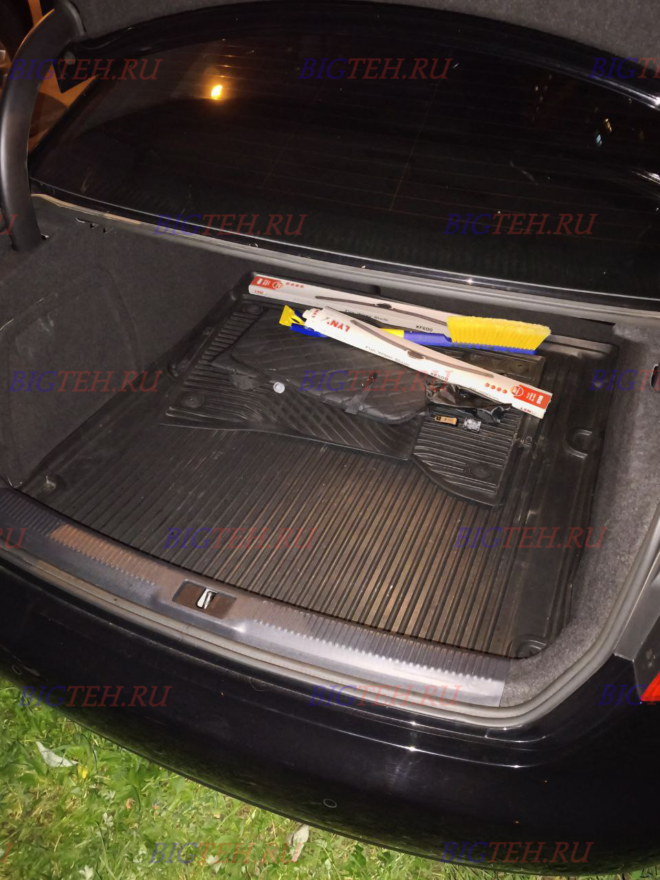 багажник. Замена аккумулятора на Audi A4 IV (B8) бензин 1.8л 160л.с. 2007-2011