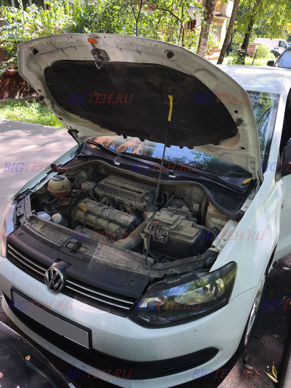 Старый акб. Замена аккумулятора на Volkswagen Polo V Рестайлинг бензин 1.6л 2016г