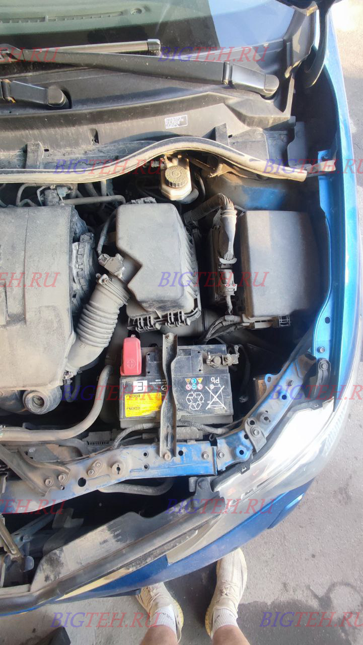 Старый акб. Замена аккумулятора на Toyota Auris II бензин 1.6 (132 л.с.) 2012-2015