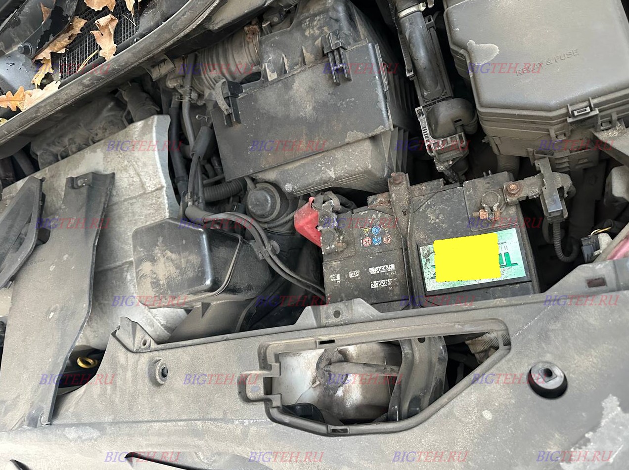 Старый акб. Замена аккумулятора на Lexus RX350 III Рестайлинг бензин 3.5 (277 л.с.) 2014г