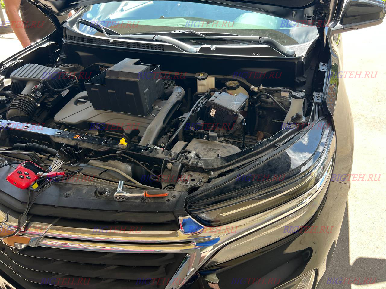 Снят старый акб. Замена аккумулятора на Chevrolet Equinox III (2017-2020)