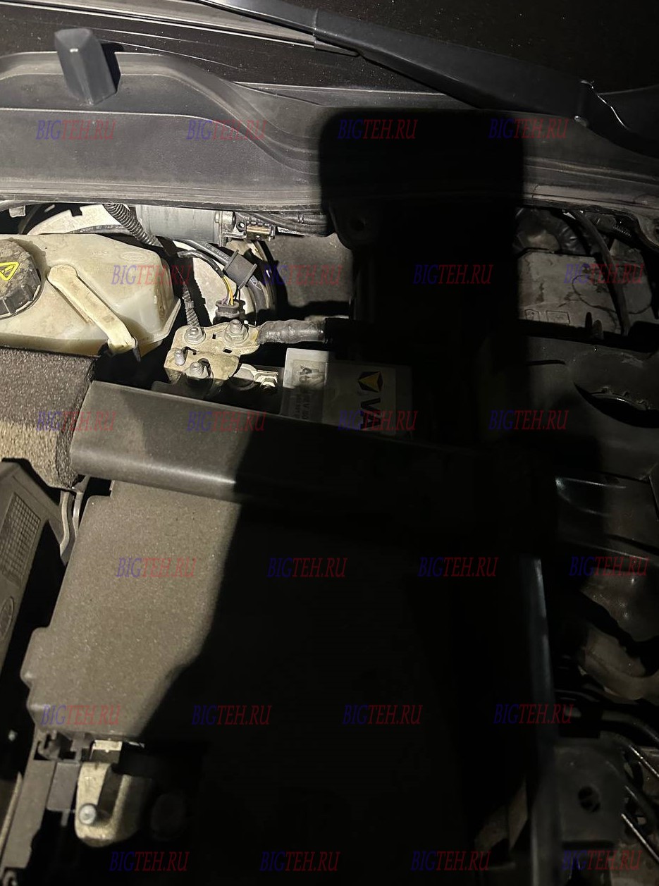 Старый акб. Замена аккумулятора на Land Rover Range Rover Evoque II 2.0D (150 л.с.) 2019г