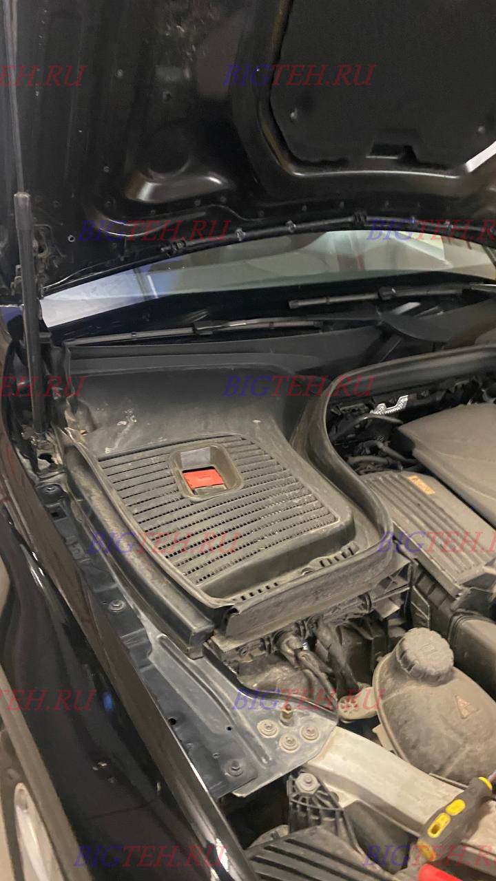 Находится рядом с правым колесом. Замена аккумулятора на Mercedes-Benz GLC250 (X253) бензин 2.0 2015 - 2019