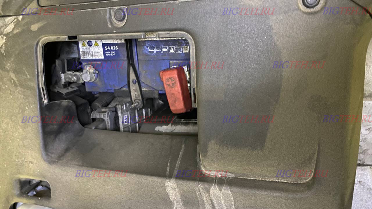 Старый акб под пластиком. Замена аккумулятора на Lexus RX350 III Рестайлинг бензин 3.5 (277 л.с.) 2012-2015