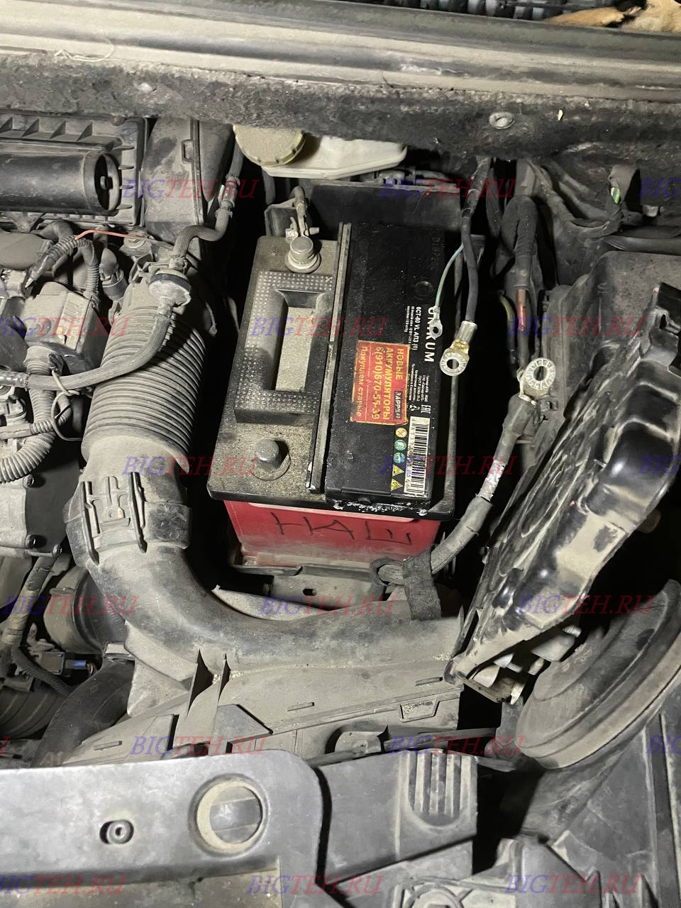 Старый Акб. Замена аккумулятора на Citroen C3 Picasso бензин 1.6 (115 л.с.) 2009-2012