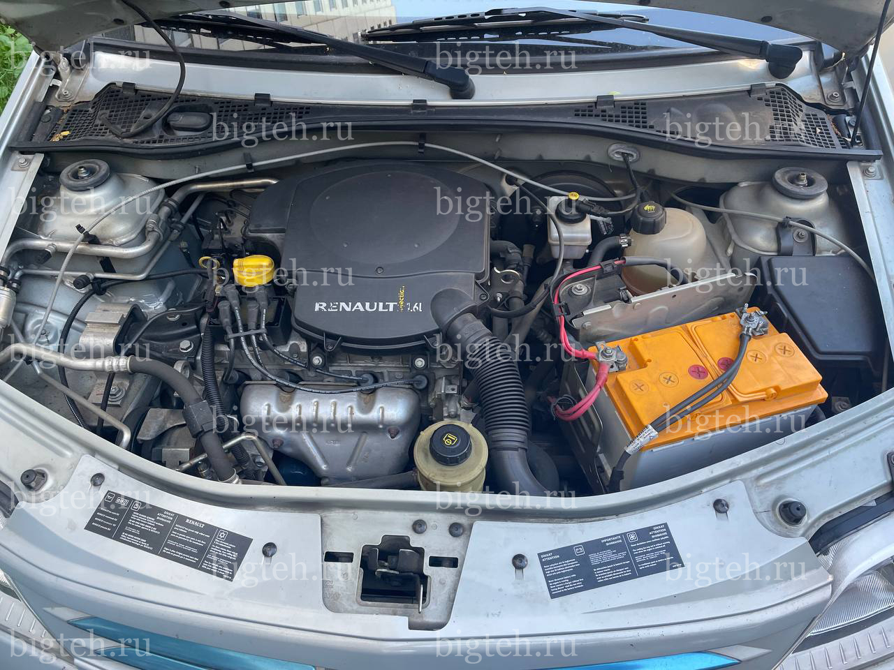 Под капотом. Замена аккумулятора на Renault Logan I бензин 1.6 (87/102 л.с.) 2004-2009 Под капотом. Замена аккумулятора на Renault Logan I бензин 1.6 (87/102 л.с.) 2004-2009