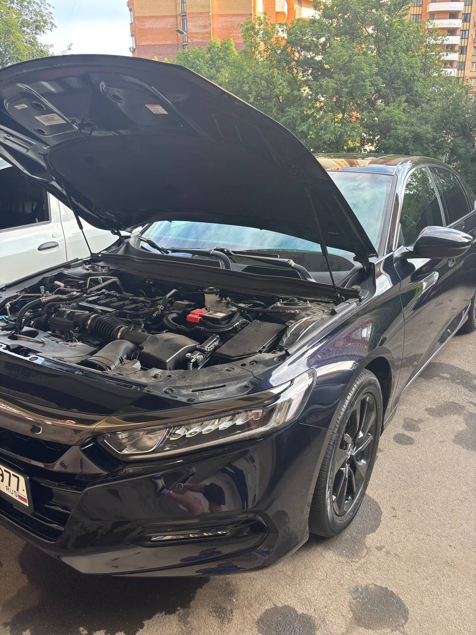 Вид спереди. Замена аккумулятора на Honda Accord X (2020-2023) рестайлинг