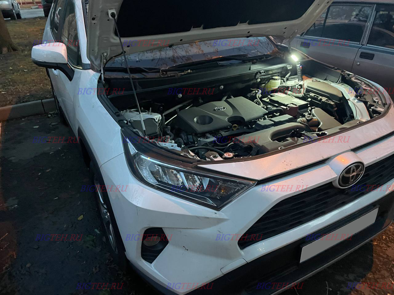 Вид спереди. Замена аккумулятора на Toyota RAV4 V бензин 2.0 (2018-2025)