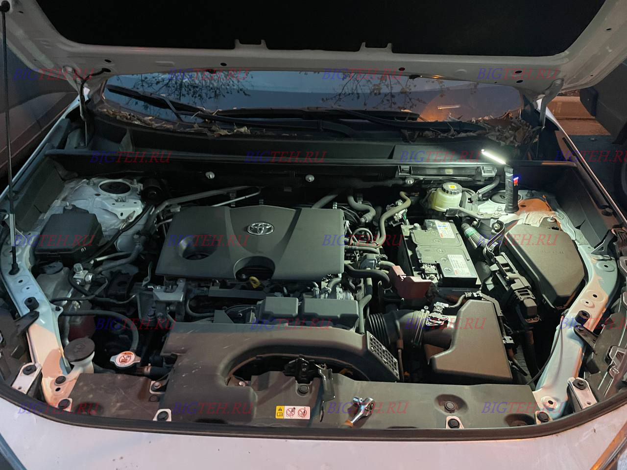 Под капотом. Замена аккумулятора на Toyota RAV4 V бензин 2.0 (2018-2025)