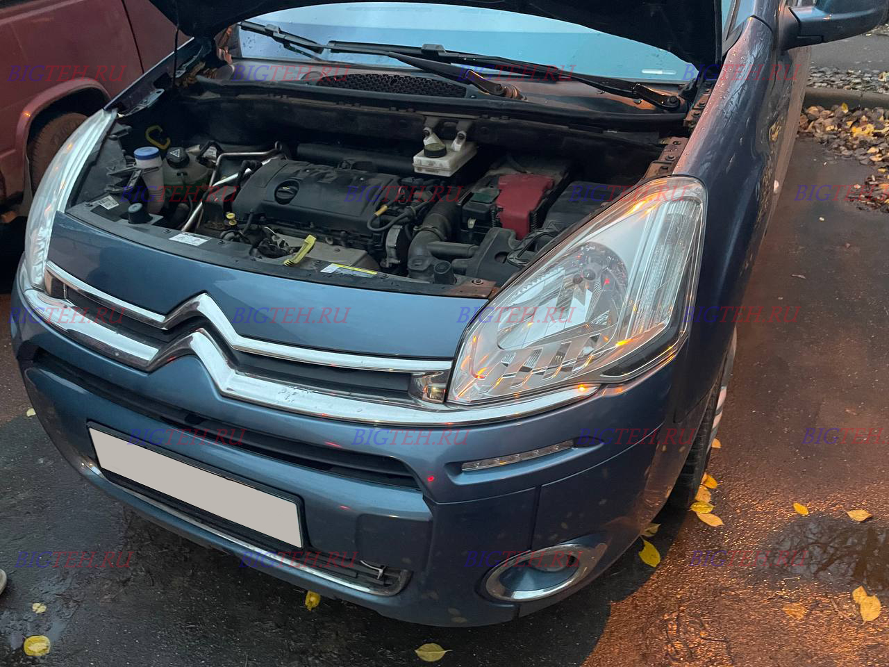 Вид спереди. Замена аккумулятора на Citroen Berlingo II Рестайлинг (2012-2015)