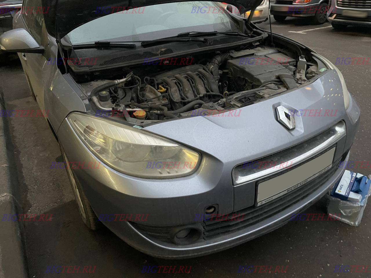 Вид спереди. Замена аккумулятора на Renault Fluence I Рестайлинг бензин 1.6 (106/110 л.с.) 2009-2013