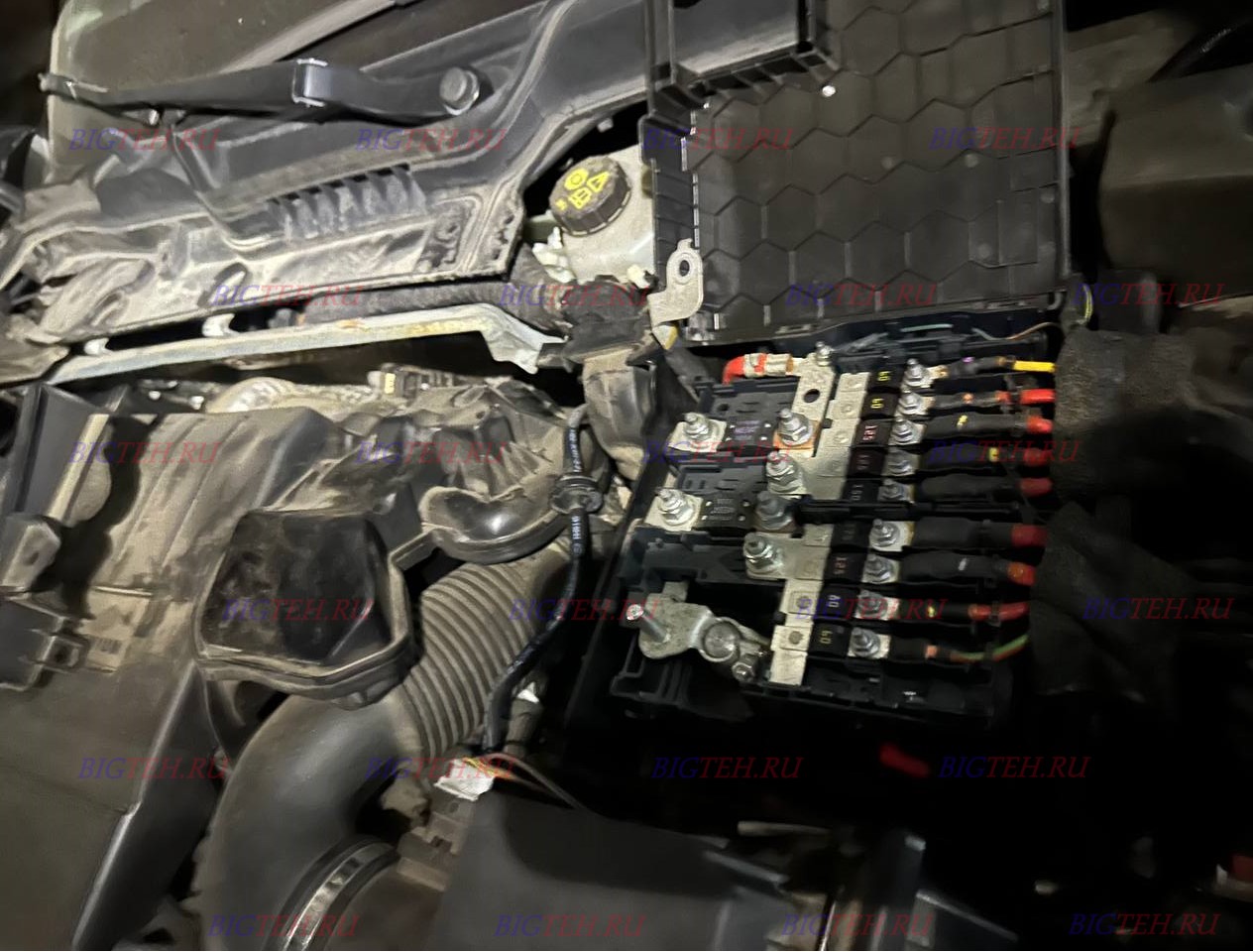 Снятие акб. Замена аккумулятора на Land Rover Range Rover Evoque II 2.0D (150 л.с.) 2019г