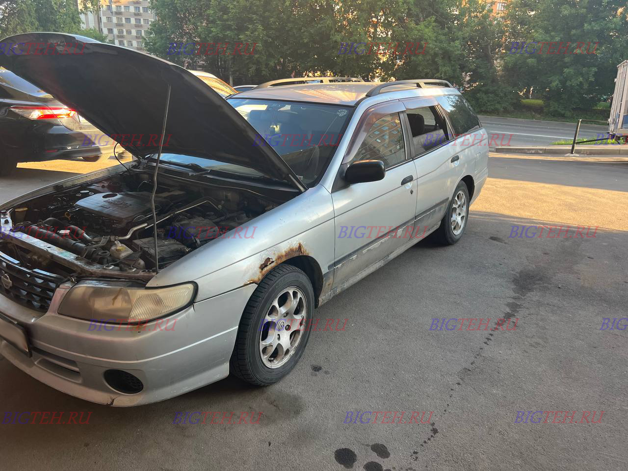 Вид спереди. Замена аккумулятора на Nissan Expert (1999-2007)